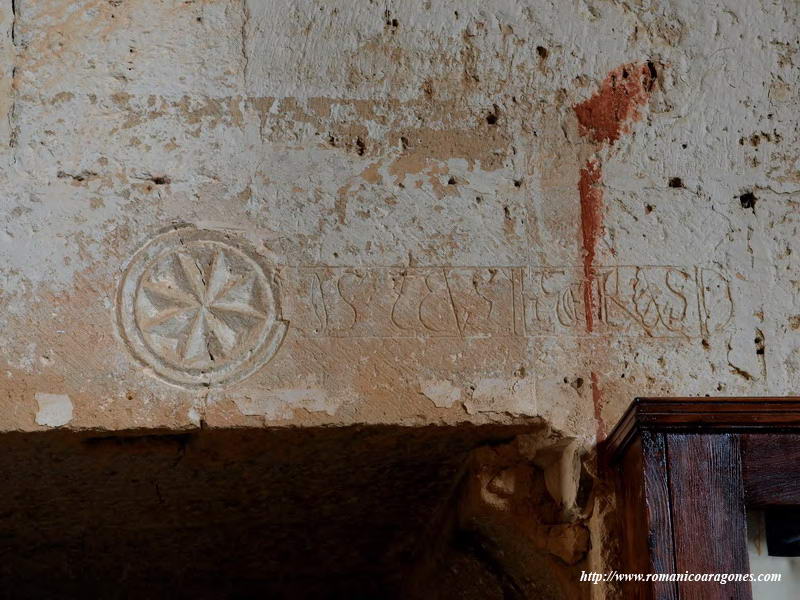 ESTRELLA Y EPIGRAFA SOBRE LA HORNACINA NORTE